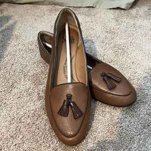 Sofft brown leather loafer with contrast piping and tassel details, like new 8.5